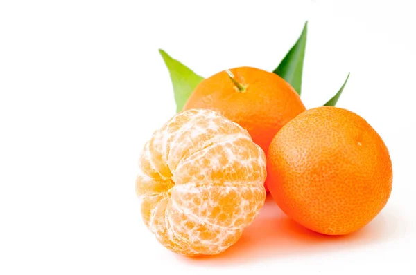 Geschälte Mandarinen oder Mandarinen isoliert auf weißem Hintergrund — Stockfoto