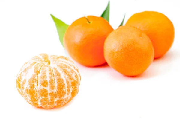 Reife Mandarine Zitrusfrüchte isolierte Mandarine Mandarine Orange auf weiß — Stockfoto