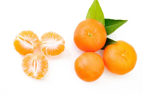 Reife Mandarinen mit Blättern in Großaufnahme auf weißem Hintergrund. tange — Stockfoto