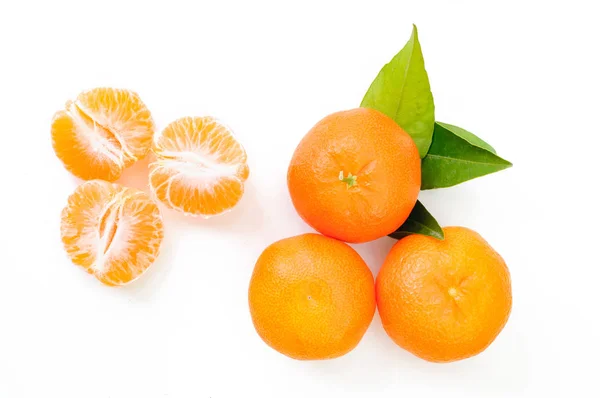Mandarine mit abgetrennten Segmenten auf weißem Hintergrund — Stockfoto