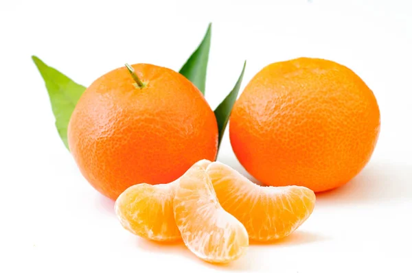 Mandarin dojrzałych owoców cytrusowych z liści na białym tle Mandaryn mandarynka lub — Zdjęcie stockowe