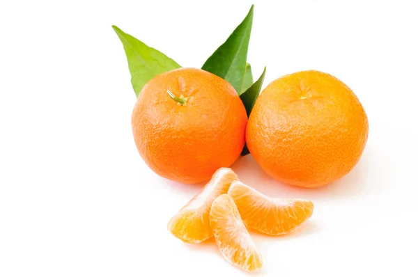 Fresh mandarin with leaf isolated on white — Stock Photo, Image
