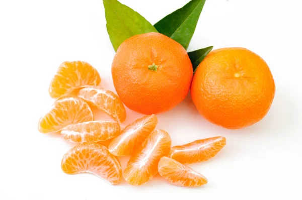 Cytrusowych dojrzałe mandarynka na białym tle Mandaryn mandarynka na białym tle — Zdjęcie stockowe