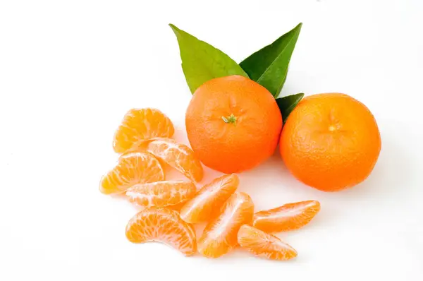 Mandarin auf dem isolierten weißen Hintergrund. — Stockfoto
