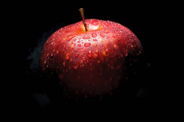 siyah arka plan üzerinde Su damlacıkları ile kırmızı elma