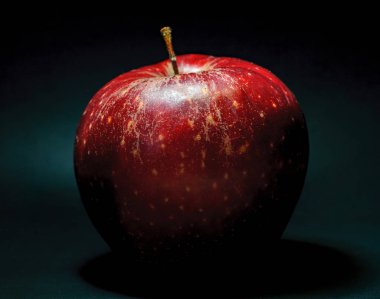 Siyah zemin üzerinde kırmızı elma