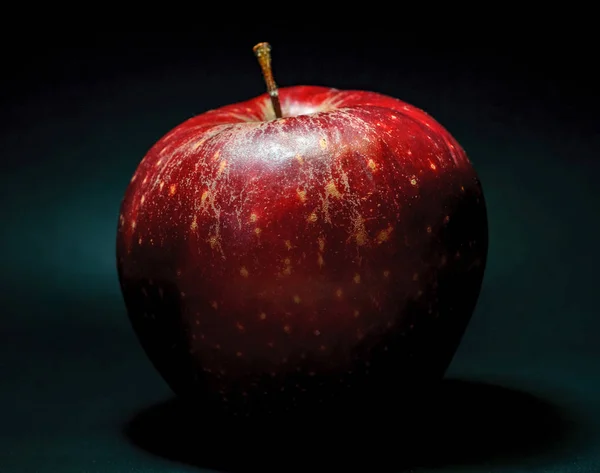 Pomme rouge sur fond noir — Photo