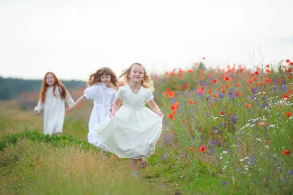 Enfants heureux jouant à l'extérieur. Trois filles courent . — Photo