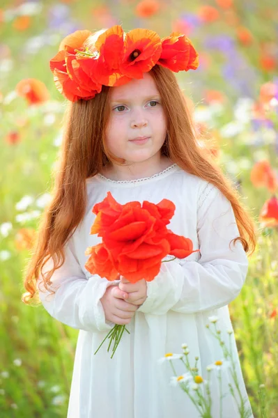 Belle femme aux cheveux roux avec des tournesols Fille dans le champ esprit — Photo