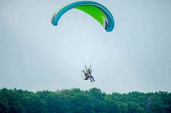 Paramotor Flyger Luften Över Skogen — Stockfoto