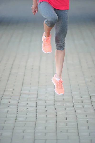 Pernas corredor fitness no salto no parque. Mulher fitness jogging worko — Fotografia de Stock