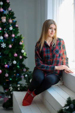 pencerenin oturan ve dışında arayan kız rüya