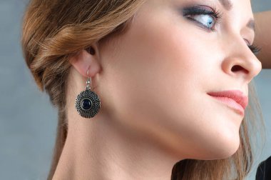 Güzel model esmer uzun saç ve takı küpe ile