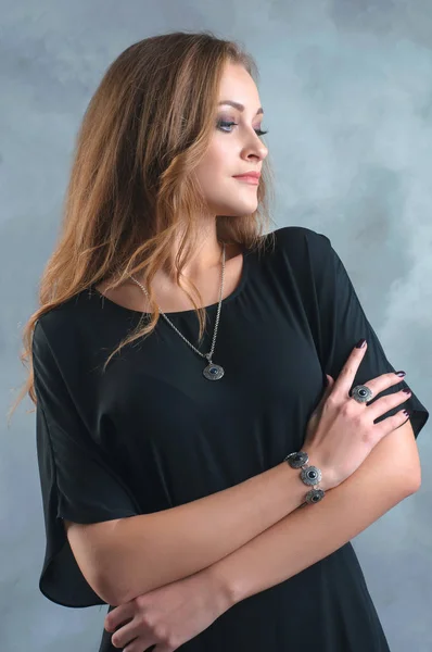 Mooie vrouw met sieraden in fashion concept — Stockfoto