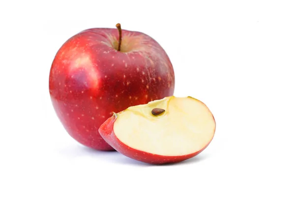红苹果与白色背景上的一部分 — 图库照片