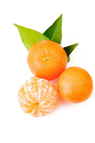 Frische, orangefarbene Früchte isoliert auf weiß. von oben geschälte Mandarine — Stockfoto