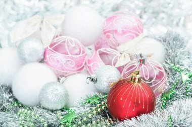 Beyaz ve kırmızı Noel süsler ve glitter holi üzerinde Noel topları