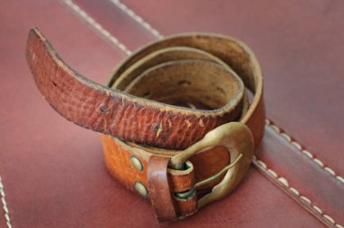 Eski kahverengi kemer