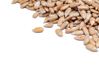 Beyaz arkaplanda ayçiçeği tohumları