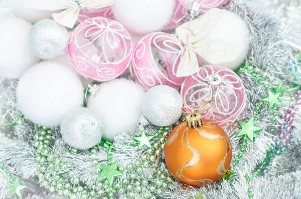 Adornos de Navidad blanco y amarillo y bolas de Navidad en brillo h — Foto de Stock