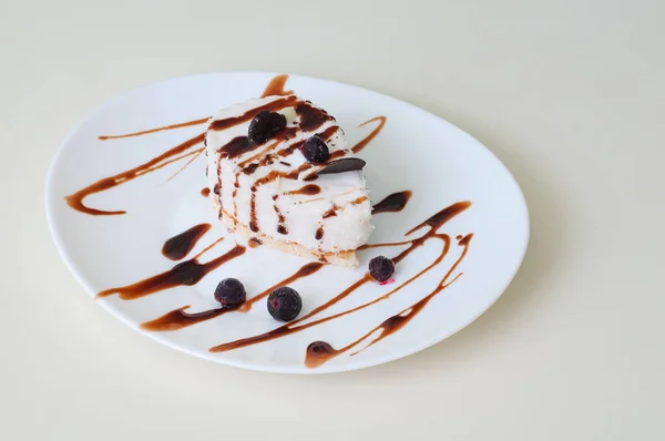 Bolo doce com molho de amora e chocolate no prato — Fotografia de Stock