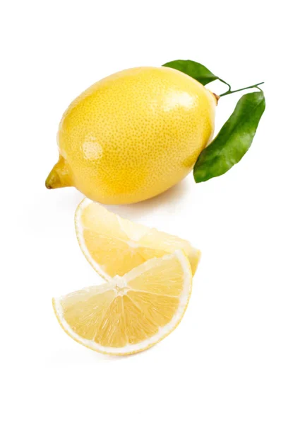 Limões frescos com fatias de limão no fundo branco . — Fotografia de Stock