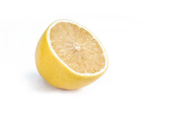 Egy citrom lédús fele fehér alapon — Stock Fotó