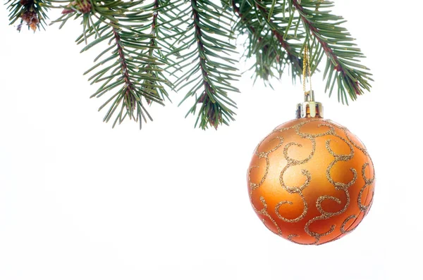 Una bola de Navidad naranja colgando de una rama de una t de Navidad — Foto de Stock