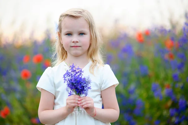 夏の屋外で花を持つ少女の肖像画 — ストック写真