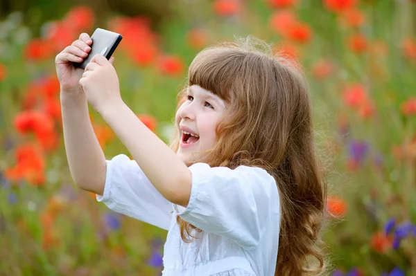 Fiatal lány bevétel fénykép-val neki okos-telefon kamera magát, — Stock Fotó
