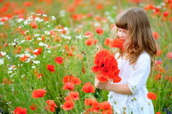 yaz o güneşli sahada oynayan beyaz elbiseli kız mutlu çocuk