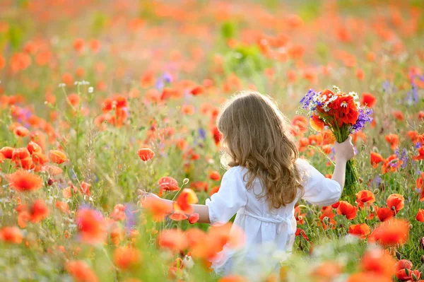 Yaz aylarında çayır üzerinde çalışan alan çiçekli kız mutlu çocuk 