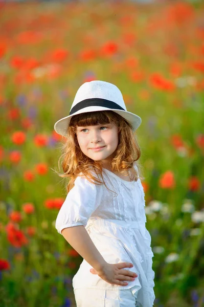 Jeune fille posant dans une robe blanche avec un chapeau dans le parc d'été — Photo