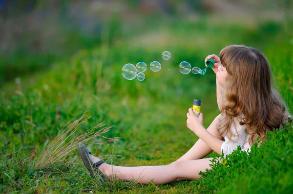 Kis lány gyermek játszik a tavaszi p szappanbuborékok — Stock Fotó