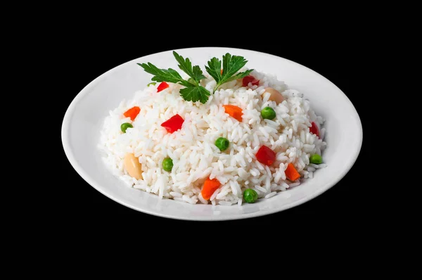 Risotto subida con verduras en plato blanco aislado en ba negro — Foto de Stock