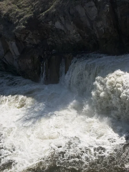 Wasser Fließt Aus Staudamm — Stockfoto