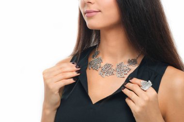 lüks giyen güzel kadın Close-Up gümüş takı. Boyun