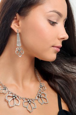 Kolye ve küpe genç kadın. Mükemmelsin ile güzel model