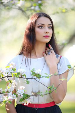 Avrupa modeli ile gümüş erişimci giyen güzel yüzünü temizle