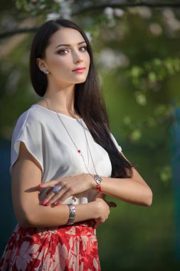 Lüks Aksesuar çiçek açan baharda giyen güzel yong kadın