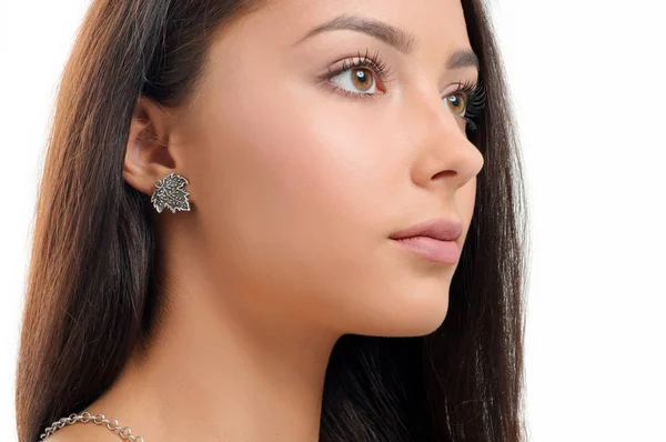 Närbild vacker kvinna bär örhängen — Stockfoto