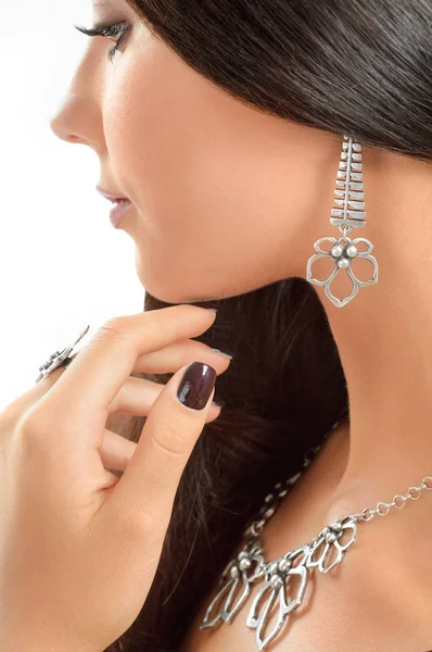 Närbild porträtt vacker ung kvinna som bär lyx smycken. — Stockfoto