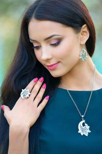 Long hair beautiful model with luxury accessory. Close-up beauty — Stock Photo, Image