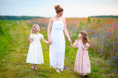 İki küçük kız yaz alan yürümek ile güzel annem