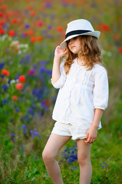 Adorable enfant fille portant chapeau sous chaude journée d'été marche à travers — Photo