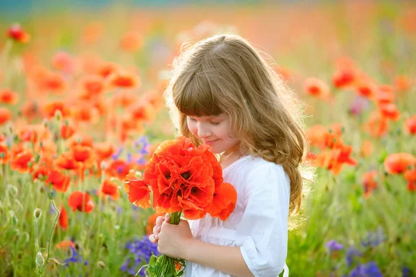 Portrait d'été petite fille de beauté avec bouquet de fleurs sauvages — Photo