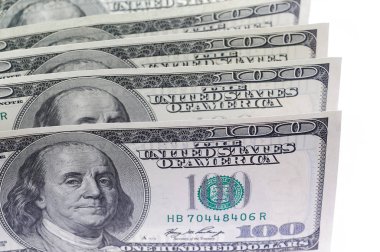 Beyaz arka plan üzerinde nakit dolar faturaları U.S. para birimi