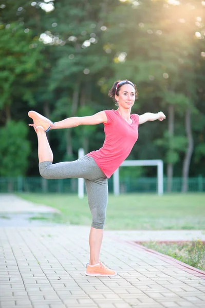 Menina atraente alongamento antes Fitness e Exercício, Ao ar livre — Fotografia de Stock