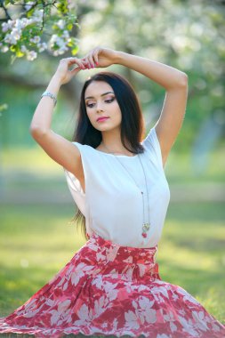 Çiçek açan spr poz uzun kahverengi saçlı güzel model kız