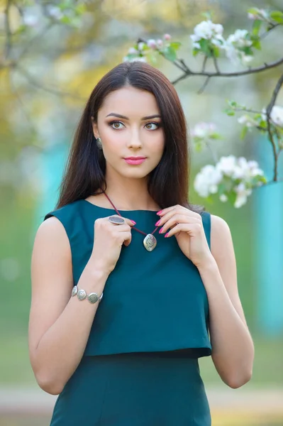 Mannequin de mode jeune femme à floraison jardin de printemps avec luxe — Photo